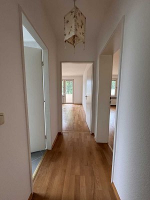 Frisch gestrichene und attraktive 2 Zimmerwohnung mit Balkon und PKW Stellplatz