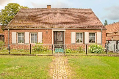 Haus, Stall und Scheune auf 12.800 m2 - renovierungsbedürftiges Anwesen mit Wiese in der Uckermark