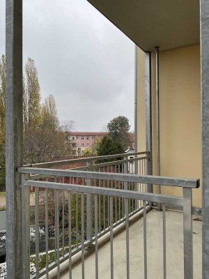 Entspannen auf dem Balkon. Hell, freundlich, verkehrsgünstig.