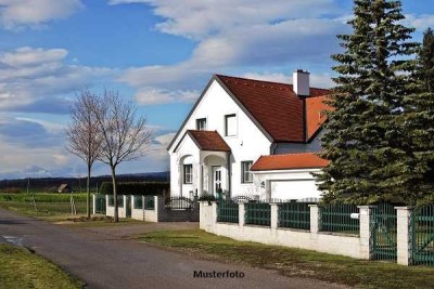 + Freistehendes Einfamilienhaus mit Garage +