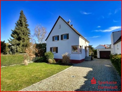 Freistehendes Einfamilienhaus mit Garage und Garten