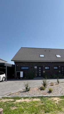 Neuwertige 4-Raum-Doppelhaushälfte mit gehobener Innenausstattung und EBK in Eicklingen