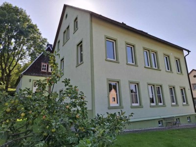 Sofort bezugsfertiges, geräumiges Haus mit separater Werkstatt und Carport