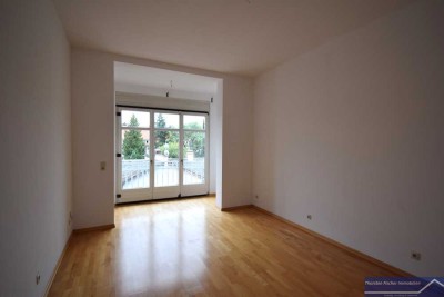 Niederrad: Großzügige und stilvolle 2 (zwei!) Zi.-Altbauwhg. mit Balkon und EBK