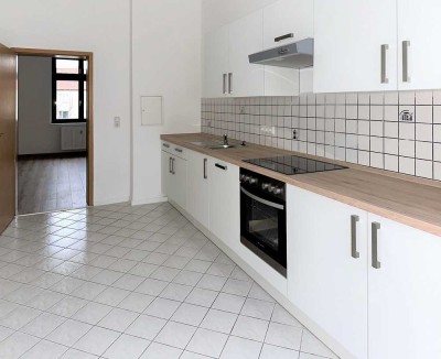 FRISCH RENOVIERT MIT EINBAUKÜCHE, WANNE UND DUSCHE