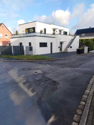 Exklusive Wohnung mit großer Außenterrasse, Garage und Garten