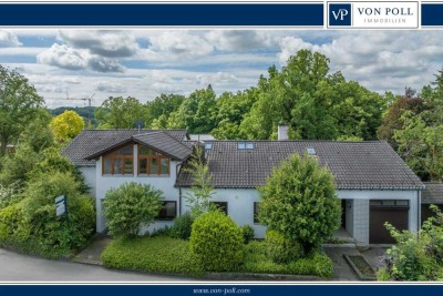 Zeitlose Villa am Waldrand mit Bachzugang und eigenem Waldchalet.