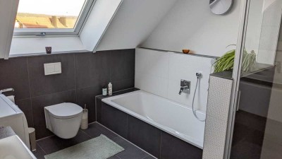 Freundliche und neuwertige 2,5-Zimmer-DG-Wohnung mit geh. Innenausstattung mit Balkon und EBK