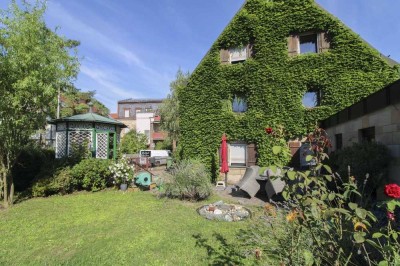 Familienidyll: Sanierungsbedürftiges Einfamilienhaus mit Einliegerwohnung, Garten und Carport