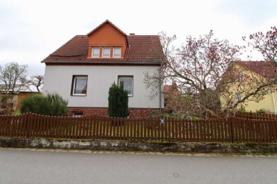 Einfamilienhaus mit Nebengebäude im Schönfelder Hochland