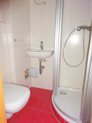 2-Zimmer-Wohnung im 1. OG * inklusive kleine Küchenzeile