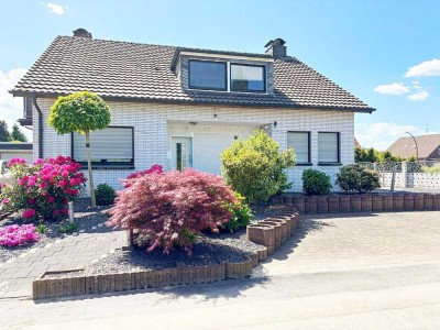 Platz für die gesamte Familie: Freistehendes Zwei-Familienhaus mit großem Garten und Garage