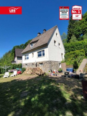 Idyllisches Zweifamilienhaus auf großzügigem Grundstück