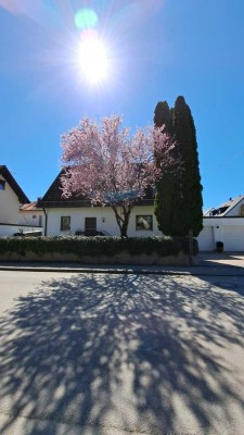 Freistehendes Einfamilienhaus mit Doppelgarage + Stellplätzen