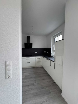 Erstbezug mit Balkon und Einbauküche: Geschmackvolle 3-Zimmer-Wohnung mit geh. Innenausstattung