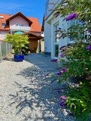 Schöne DHH mit Einliegerwohnung, Garage und zwei Stellplätzen in Großhabersdorf