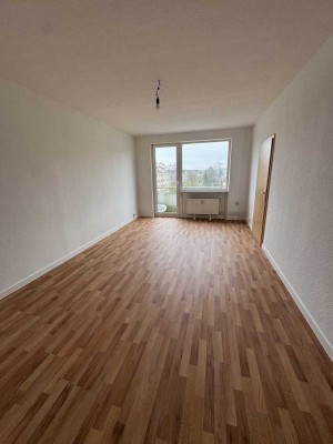 Erstbezug nach Sanierung! Helle 2-Raum-Wohnung mit Laminat, Wannenbad, Balkon & großem Keller