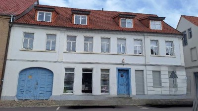 Mehrfamilienhaus mit 4 Gewerbeeinheiten, 3 Wohneinheiten, 1 Garage und 3 Stellplätze