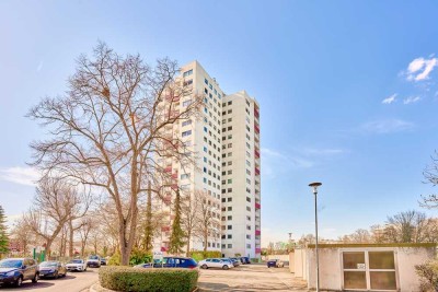 12. Etage mit Balkon, großem Wohn- und Essbereich, Bad & WC mit Fenster