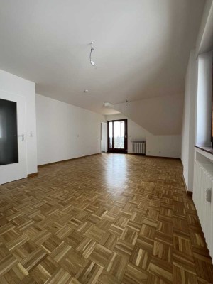 frisch renovierte 3-Zimmer-Dachgeschosswohnung, 1. OG mit einzigartigem Ausblick und Dachloggia