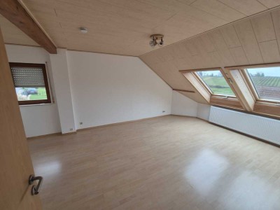 Lichtdurchflutete, attraktive 3-Zimmer-Wohnung mit ca. 112 m² Wohnfläche im Obergeschoss eines gepfl