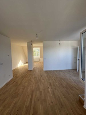 Frisch ausgebaut: 2-Raum-DG-Wohnung mit gehobener Innenausstattung und Terrasse in Spandau