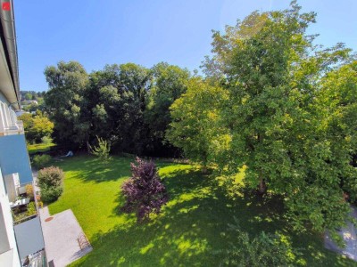 Helle Wohlfühloase mit Balkon und Blick ins Grüne in Top Lage