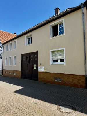 Schönes Mehrfamilienhaus mit Praxis oder Büroräumen