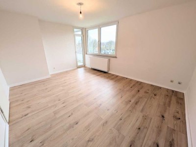 **Frisch renoviert: +Balkon +neuer Laminat +weiße Wände +neues Badezimmer**