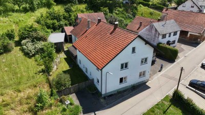 Großes Einfamilienhaus mit Wirtschaftsgebäude