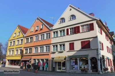 Wohn- und Geschäftshaus mit Balkon und Terrasse