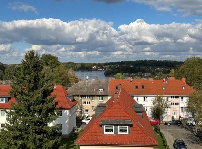 Lichtdurchflutete Dachgeschosswohnung mit Heidensee-Blick und neuer Einbauküche in 19055 Schwerin