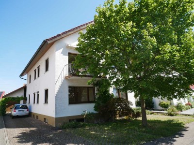 Gepflegtes Zweifamilienhaus mit ausgebautem Dachstock, großer Garage mit Carport und Garten