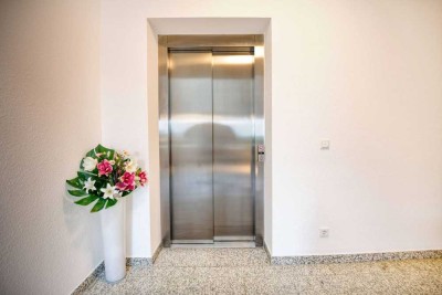 Neuwertige 2 ZB mit integrierter Küche & Balkon | Energieeff. MFH mit Aufzug | 2 Stellplätze inkl