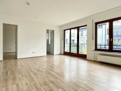 Helle und moderne 2,5-Raum-Wohnung mit Balkon und Einbauküche in Düsseldorf
