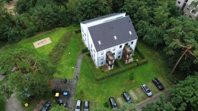 Neubau mit Waldrandlage: Vermietete 3-Zimmer-Wohnung mit Balkon und Stellplatz