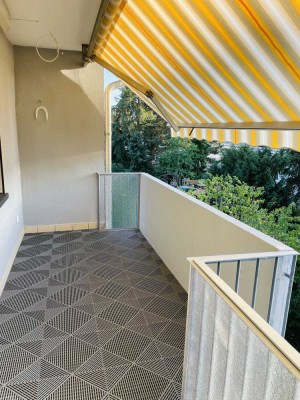 Vollständig renovierte 2-Zimmer-Wohnung mit Balkon und Einbauküche in Neu-Isenburg