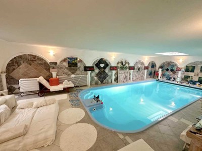 Ein architektonisches Juwel! Exkl. Villa mit Innenschwimmbad! Ortsrandlage, Alpensicht.
