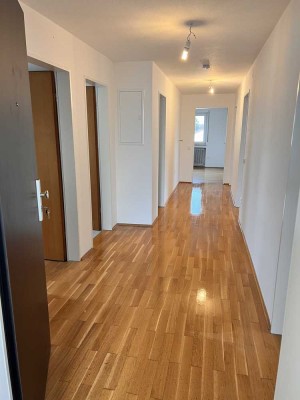 Vollständig renovierte 4-Zimmer-Wohnung mit Balkon und Einbauküche in Neu-Ulm / Burlafingen