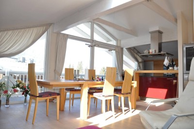 Exklusives PENTHOUSE (komplettes Dachgeschoß) im Zentrum von Hofgastein. Helle, bis unters Dach offene, freundliche Wohnräume durch große Fensterflächen und mittigen verglasten Dachausschnitt.