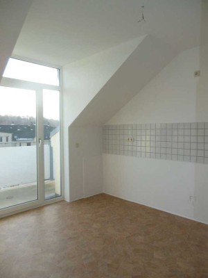 Toller Balkon an der Küche - Laminat - Tageslichtbad mit Badewanne
