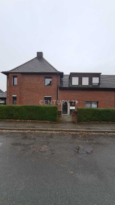 Gepflegtes Mehrfamilienhaus mit 3 Wohneinheiten, Doppelcarport & Garten