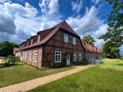 2-Raum-Wohnung mit Einbauküche, Badezimmer mit Dusche und Laminatfußböden..!!!
