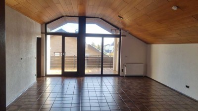 Gepflegte 3,5-Raum-DG-Wohnung mit Balkon und Einbauküche in Kirchhausen