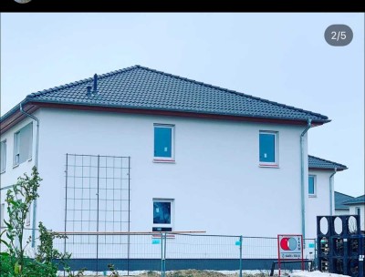 Preiswerte, neuwertige 4-Raum-Doppelhaushälfte mit geh. Innenausstattung und EBK in Schulzendorf