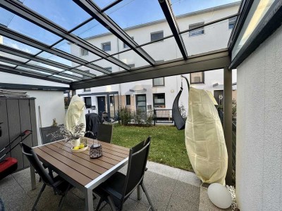 MIT SONNIGER DACHTERRASSE UND GARTEN