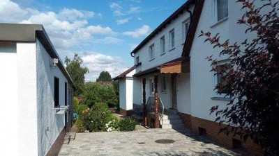 Großzügige Doppelhaushälfte mit Gartenhaus und Garage in der Saas zur Miete