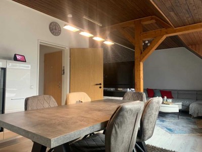 Vollständig renovierte 3-Raum-Dachgeschosswohnung mit Einbauküche in Hürth