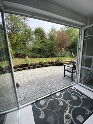 Souterrain-Wohnung mit großer Terrasse und Garten