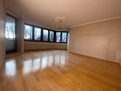 Außergewöhnliche 4,5-Zimmer-Wohnung mit Loggia und Einbauküche in München-Moosach / Erbpacht